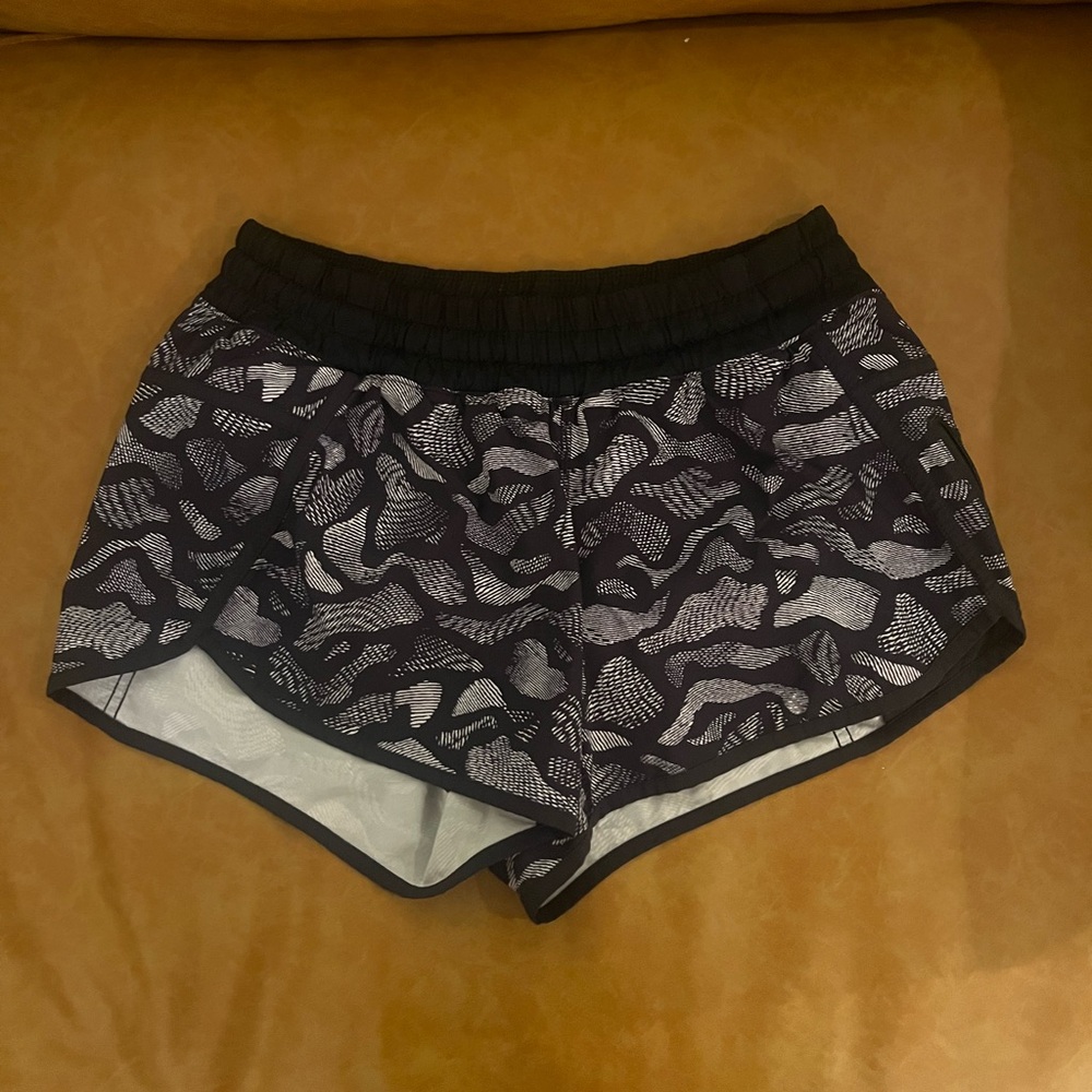 Lululemon Tracker Short IV Mini Warp Black/White Size 8